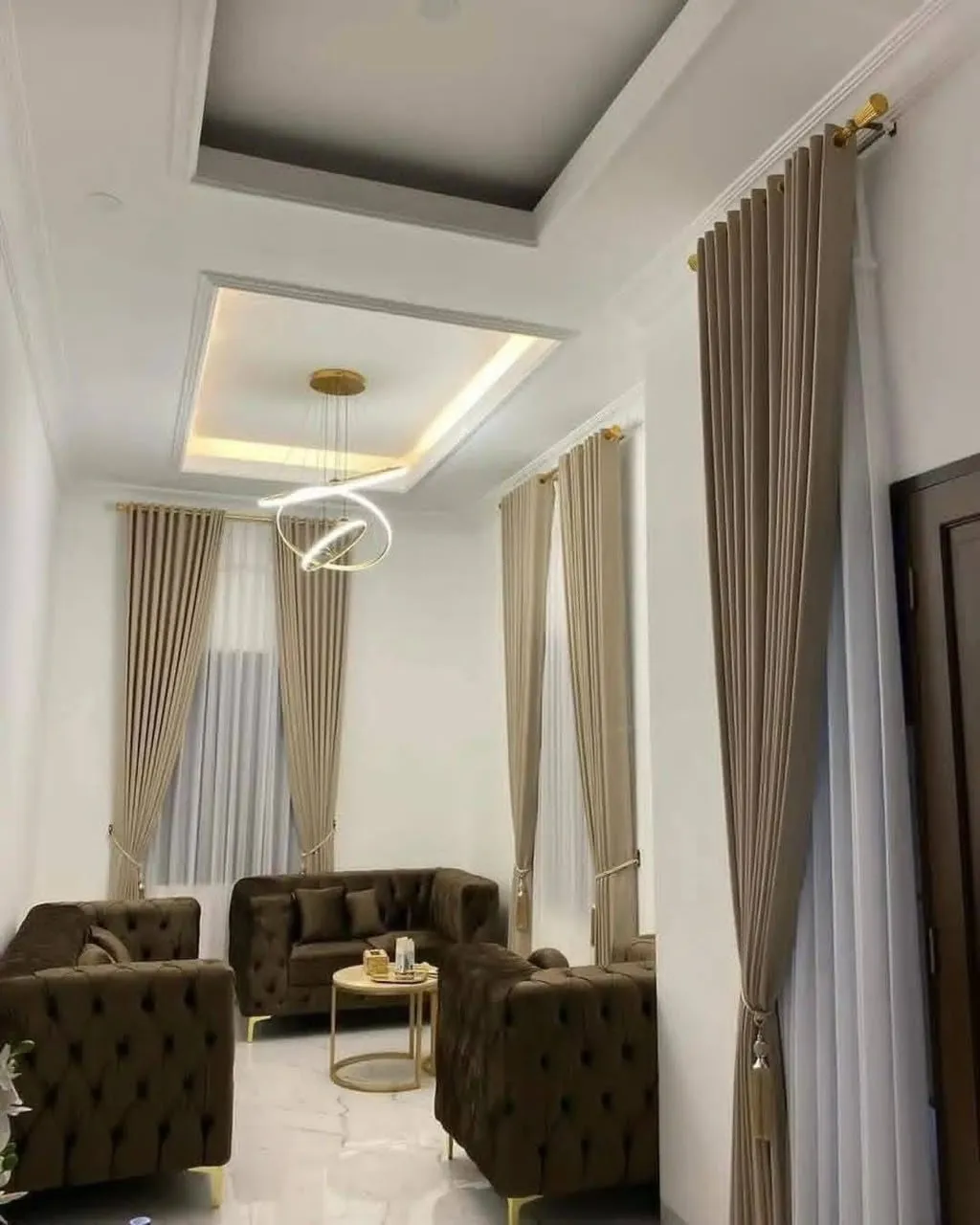 Detail pemasangan gorden custom krem dan vitrase ruang tamu oleh Gorden Interior Batam