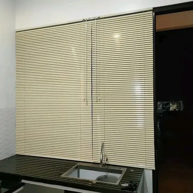 Horizontal blinds warna krem dua lajur di atas meja wastafel dapur