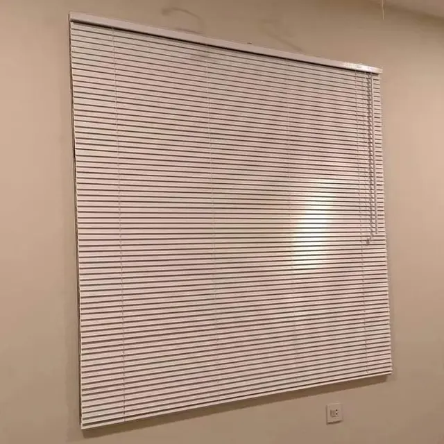 Horizontal blinds warna putih bersih terpasang presisi pada jendela kantor dan ruko