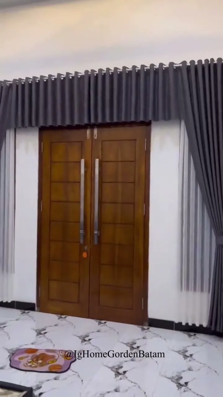 Gorden Smokring Abu-abu Poni Atas Pintu Utama